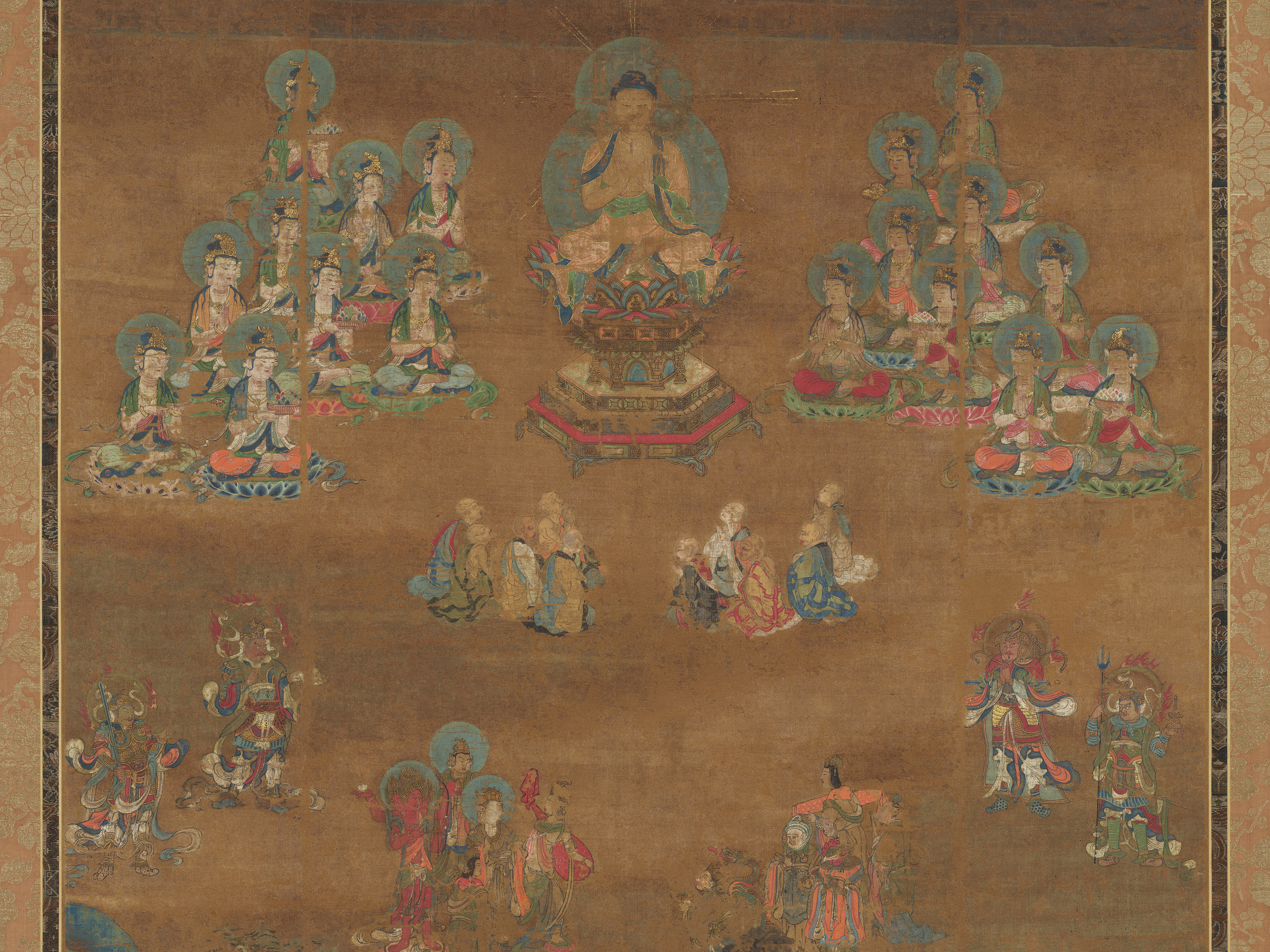 释迦灵鹫山说法图。绢本着色纵159.8cm，横79.7cm。日本　镰仓时代　13世纪。本品描绘了释迦在有着释迦净土美誉的天竺（印度）摩揭陀国王舍城外灵鹫山中说法，而诸菩萨、十大弟子、四天王、诸天部聆听的情景，以及释迦身后的绵绵灵鹫山和身前的诸多自然景观。